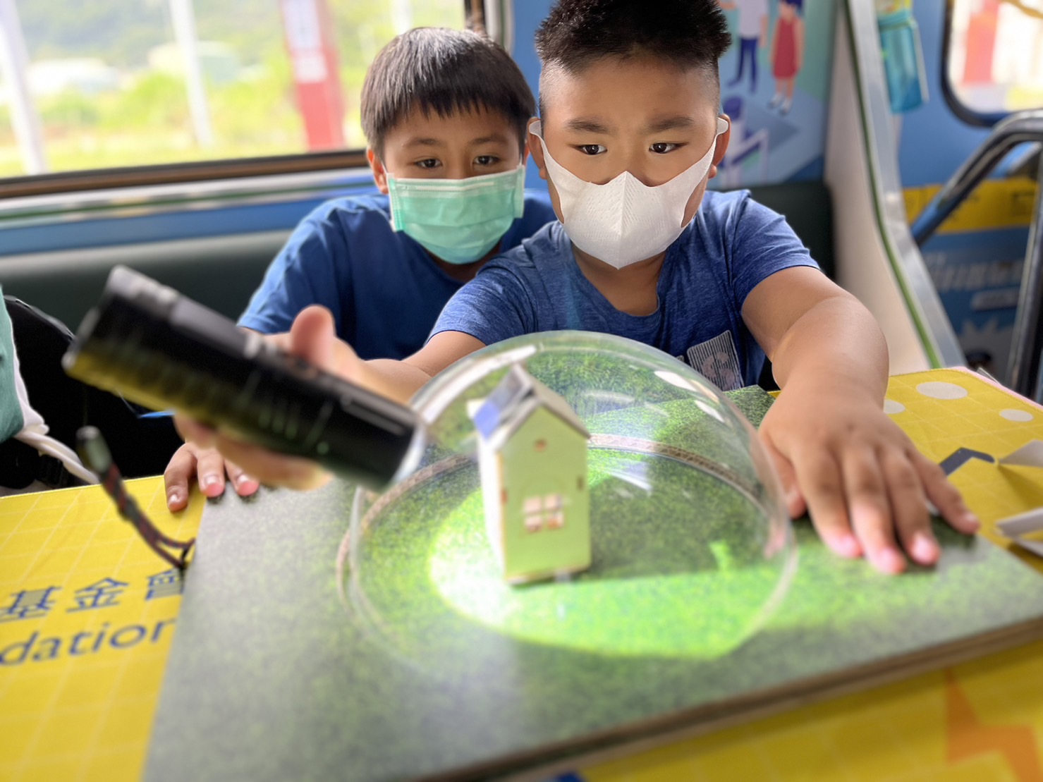 大庄家參與基礎科學主題車廂，以STEAM教學精神，設計「逐日科學家」、「太陽能工程師」以及「淨零建築師」三大能源科普課程和實驗