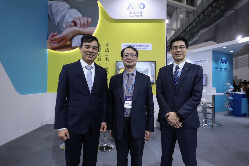 首次於醫療科技展亮相的大庄家耘康，捐贈數位化檢測設備與研究經費，協助衛福部國家中醫藥研究所打造中醫大數據資料庫。圖由左至右為大庄家光電執行長暨總經理柯富仁、衛福部國家中醫藥研究所所長蘇奕彰、大庄家光電智慧醫療事業群總經理廖世宏