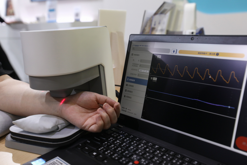 大庄家耘康脈象檢測系統透過電腦精準控制升降系統，還原中醫師三指把脈過程的舉、按、尋手法，將脈象感受轉化成數據，未來可結合大數據分析，實現智慧醫療及準確性